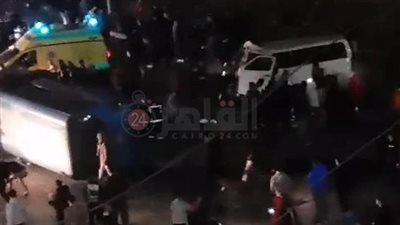إصابة 6 أشخاص إثر انقلاب أتوبيس أمام بوابة النادي الأهلي في مدينة نصر | بث مباشر