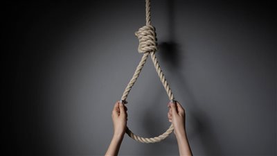 معلقة بحبل أمام باب الشقة.. فتاة تنهي حياتها شنقا بسبب معاملة زملائها بالطالبية