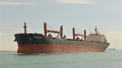 بعد إصلاحها.. سفينة صب جاف يونانية تستأنف رحلاتها عبر قناة السويس 