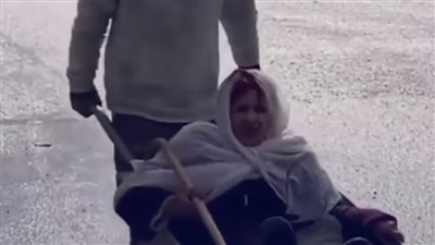 بسبب أزمة الوقود.. نازحو غزة يستخدمون البراويطة في نقل المسنين للمخيمات 