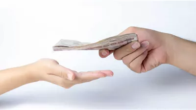 الورقة مولود ذكر.. تفسير الفلوس الورق في المنام وعلاقته بالميراث الكبير 