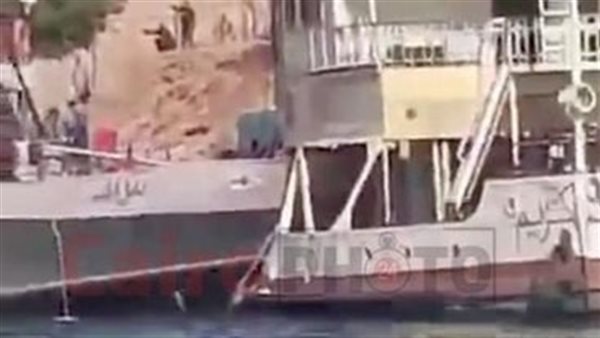 تصادم مركب سياحي