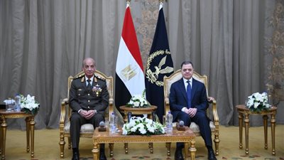 القائد العام للقوات المسلحة يهنئ وزير الداخلية ومساعديه ورجال الأمن بعيد الشرطة |صور وفيديو