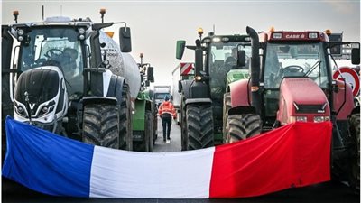 اتحاد المزارعين الفرنسيين يدعو إلى إنهاء الحصار مع انتشار الغضب في أوروبا