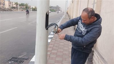 خطر على الأطفال.. عزل وتأمين أعمدة الإنارة العامة بالتزامن مع سقوط الأمطار ببورسعيد| صور