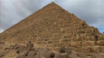 بعد رفض تبليطه.. تفاصيل بناء هرم الملك منكاورع بالجيزة 
