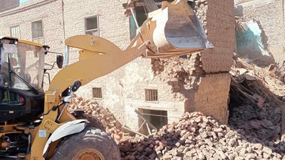 تصدع بسبب عوامل الجو.. إخلاء وإزالة منزل آيل للسقوط في قنا | صور