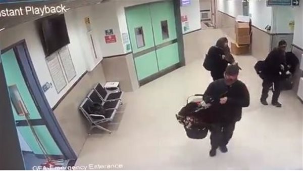 جندي صهويني يحمل