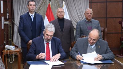 وزير النقل يشهد توقيع إجراءات تسليم الرصيف الجنوبي لمحطة الحاويات تحيا مصر1 إلى المشغل العالمي