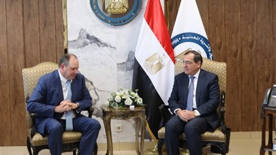وزير البترول يستعرض مع الرئيس التنفيذي لشركة أباتشي خطط تكثيف عمليات الحفر الاستكشافي للبترول والغاز 