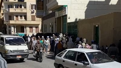 الناس طوابير.. المئات من مواطني الأقصر ينتظرون وصول السكر والأرز المدعم | بث مباشر