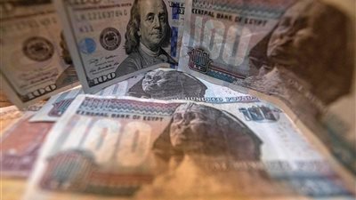 انخفاض سعر الدولار أمام الجنيه في التعاملات المسائية بالبنوك