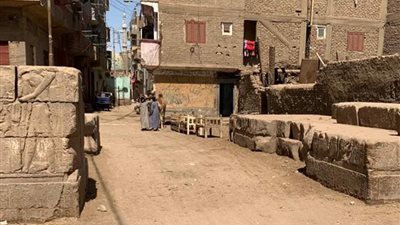 الآثار مرمية في الشارع |أحجار فرعونية وسط المنازل في قوص بقنا.. ومصدر: بقايا معبد من العصر البطلمي