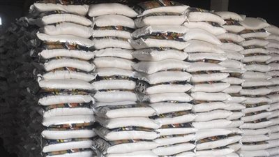 ضبط 233 طن سكر و826 طن أرز بأحد المخازن بالإسماعيلية بهدف إخفائها واحتكارها