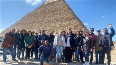 السياحة تنظم زيارة لمنطقة أهرامات الجيزة لممثلي النرويج ضيوف معرض الكتاب | صور 
