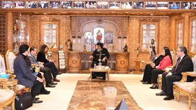 ضمن سلسلة وثائقيات أم الدنيا.. البابا تواضروس يستقبل وفدًا من WATCH IT | صور