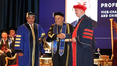 مجدي يعقوب لخريجي الجامعة البريطانية: عليكم بالتواضع واحترام الإنسانية 