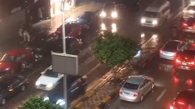أمطار غزيرة تتسبب في تراكمات للمياه بالشوارع في منطقة المهندسين| بث مباشر 