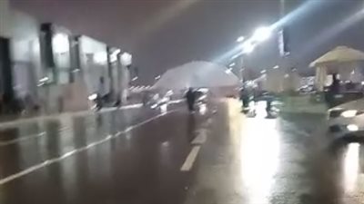 إخلاء معرض الكتاب من الزائرين بسبب الأمطار والطقس السيئ | بث مباشر