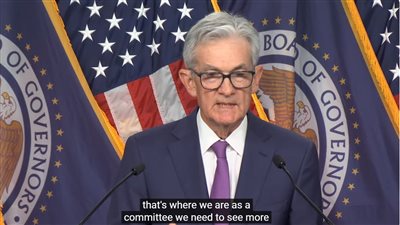 رئيس الفيدرالي الأمريكي يحذر من خفض الفائدة مبكرا: يهدد هبوط الأسعار