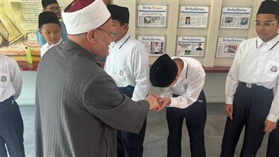 مفتي الجمهورية أثناء زيارته لمدرسة الإمام الجنيد في سنغافورة: علماء المسلمين أسهموا في تقدُّم العلوم والتكنولوجيا