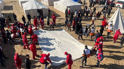 مصر تقيم مخيما إغاثيا جديدا في جامعة الأقصى لإيواء النازحين بقطاع غزة | خاص
