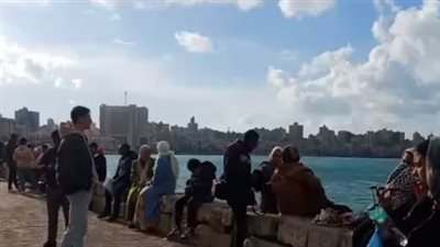 إقبال على كورنيش الإسكندرية رغم موجة الصقيع والطقس غير المستقر | بث مباشر