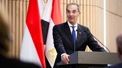 وزير الاتصالات: 90% من حجم البيانات المتنقلة بين الشرق والغرب تمر عبر مصر.. وجارٍ إنشاء 5 كابلات دولية