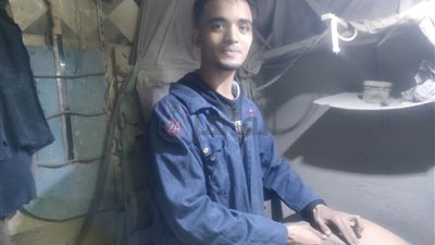 بصرف على نفسي.. محمود طالب هندسة يعمل في سن السكاكين بقنا: فخور بشغلي