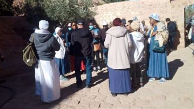 رغم انخفاض درجات الحرارة.. إقبال كبير من السائحين لزيارة المقدسات الدينية بسانت كاترين 