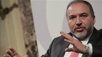  وزير الدفاع الإسرائيلي الأسبق يهاجم آداء مجلس الحرب: الفصائل تدير الحرب من الأنفاق أفضل من نتنياهو وحكومته