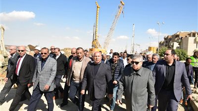كامل الوزير ورئيس قناة السويس يتفقدان ترسانة السويس البحرية لبحث توطين صناعة السفن