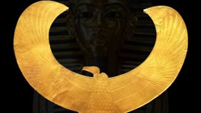 صُنعت من الذهب.. المتحف المصري بالتحرير يلقي الضوء على قلادة للملك توت عنخ آمون | صور 