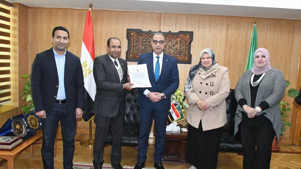 محافظ الفيوم يكرم