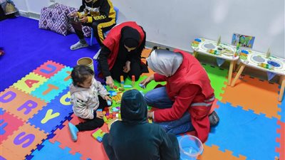 الهلال الأحمر: تخصيص مساحة آمنة للأطفال القادمين من غزة بمستشفى العريش لدعمهم نفسيًا