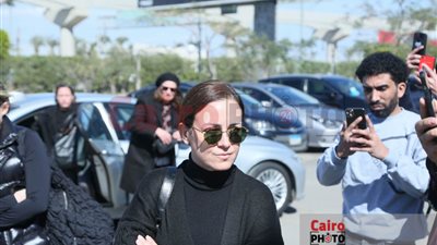 صاحبة الواجب.. ريهام عبد الغفور أول الحضور في جنازة والدة صديقتها تارا عماد |صور