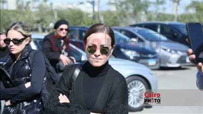 ريهام عبد الغفور أول الحضور.. انهيار تارا عماد خلال تشييع جثمان والدتها من مسجد الشرطة | بث مباشر