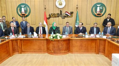 وزيرة التضامن ومحافظ المنوفية يسلمان مساعدات لـ70 حالة إنسانية