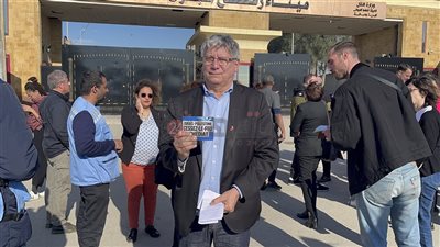 وفد من البرلمان الفرنسي يتفقد المساعدات المقدمة لغزة أمام معبر رفح | فيديو وصور