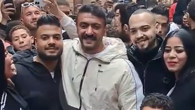 سابت الفرح وراحت تتصور.. عروسة تترك الزفة لالتقاط صورة مع أحمد العوضي في شارع المعز