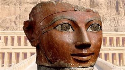 من الحجر الجيري.. المتحف المصري بالتحرير يلقي الضوء على تمثال رأس للملكة حتشبسوت