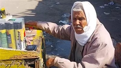 قصة كفاح مسن يعمل في بيع الولاعات بالسويس: نفسي ألاقي لابني شغل | بث مباشر
