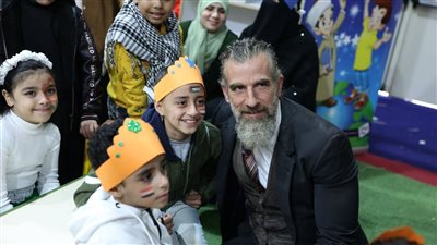 ممثل الأمم المتحدة للطفولة يزور جناح الأزهر بمعرض الكتاب.. ويؤكد إعجابه الشديد بكتاب الأطفال يسألون الإمام