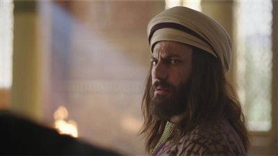 بشعر طويل ولحية.. نيقولا معوض يظهر بشخصية عمر الخيام في مسلسل الحشاشين |صور