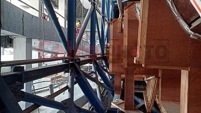 استعدادًا لعرضها.. الآثار تفك قفص مركب خوفو بالمتحف المصري الكبير| خاص 