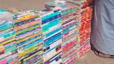 الكتاب بـ 30 جنيها.. إقبال على شراء الكتب الخارجية المستعملة على أرصفة السويس| بث مباشر