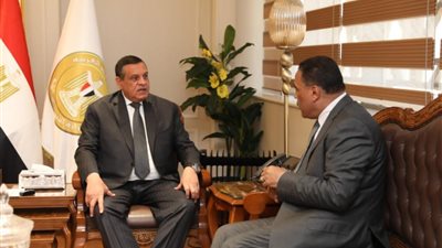 وزير التنمية المحلية يتابع مع محافظ مطروح مشروعات البنية التحتية لمنظومة المخلفات الصلبة الجديدة 