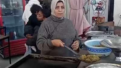 سيدة تكافح مع زوجها داخل مطعم شعبي ببورسعيد: واجب عليا أساعده | بث مباشر