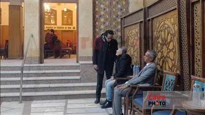 بحضور إيهاب فهمي.. بدء عزاء الكاتب المسرحي علاء عبد العزيز بمسجد الحامدية الشاذلية