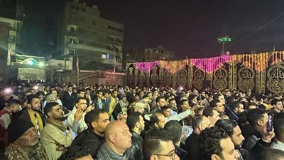 توافد أحباب آل البيت على الليلة الختامية لمولد السيدة زينب استعدادًا لوصول محمود التهامي | صور